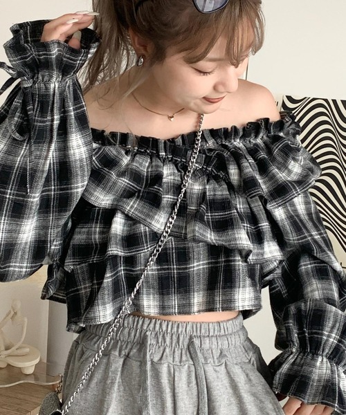mily bilet(ミウィビレット)の「【mily bilet】全方位、上品シルエット。フリル使いオフショル2WAYキャンディースリーブブラウス(シャツ/ブラウス・レディース・ブラウン/ホワイト/ブラック・LARGE/MEDIUM/SMALL/X-LARGE)」の4枚目の写真