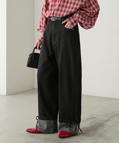BONLECILL(ボンルシール)の「ターンバックリボンセミワイドデニムパンツ(デニムパンツ・レディース・ブラック/ネイビー・S/M/L)」の2枚目の写真