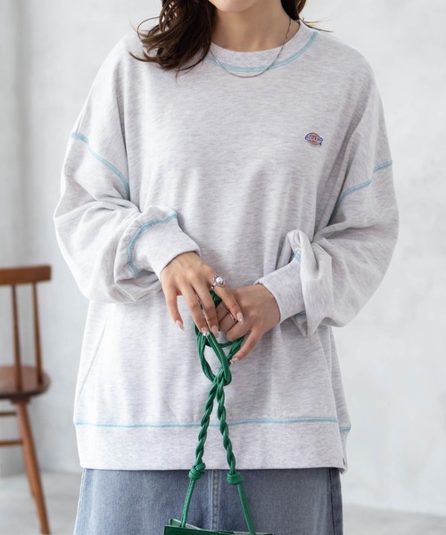 Dickies(ディッキーズ)の「Dickies 裏毛ワッペン付きトレーナー(スウェット・レディース・ライトグレー/ブラック/ワイン・フリー)」の2枚目の写真