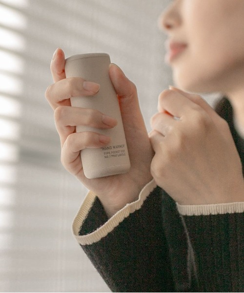 LAKOLE（ラコレ）の「【モバイルバッテリーにもなる】USB充電ハンディカイロ / 145304（生活家電・レディース・チャコールグレー/アイボリー/ベージュ・FREE）」の2枚目の写真