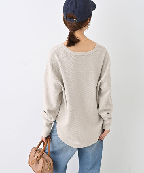 SLOBE IENA（スローブイエナ）の「Uネックワッフルプルオーバー（Tシャツ/カットソー・レディース・チャコールグレー/サファリグリーン/ベージュ・FREE）」の18枚目の写真