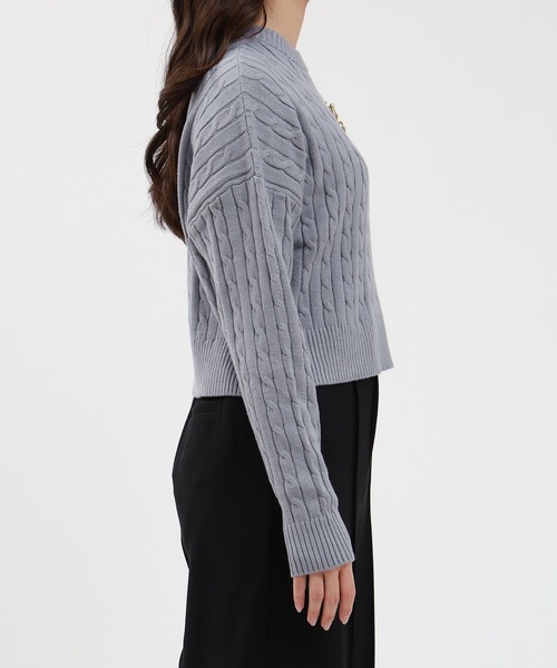 TRUDEA（トルディア）の「ブローチ付きケーブルニットプルオーバー