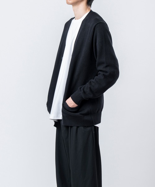 TETE（テット）の「【TETE SELECTION】［オンオフどちらのスタイルでも使える］スタンダードサイジングベーシックデザインコットンVネックニットカーディガン/（カーディガン/ボレロ・メンズ・ベージュ/ネイビー/グレー/ブラック・MEDIUM/LARGE/X-LARGE）」の5枚目の写真