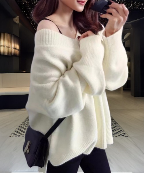 Candlestick(キャンドルスティック)の「ゆったり ふわふわ 抜け感 Vネック ニット セーター(ニット/セーター・レディース・アイボリー/ブラック/グレイッシュベージュ/インディゴブルー/ベージュ/ライトグレー/ダークブラウン/マルーン/ベビーピンク/クリーム・L/LL/M/FREE)」の2枚目の写真