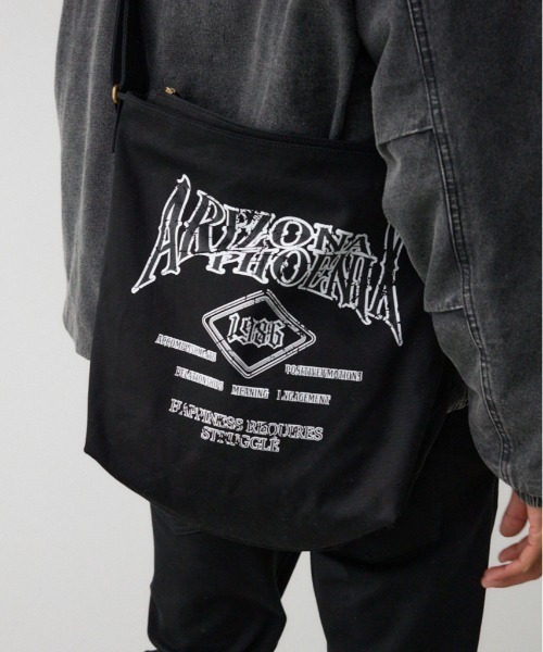 AZUL by moussy（アズールバイマウジー）の「Abel&Co USA ショルダーバッグ（ショルダーバッグ・メンズ・ブラック/オフホワイト/ブルー/グレー・FREE）」の3枚目の写真