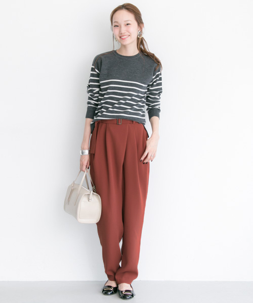 URBAN RESEARCH（アーバンリサーチ）の「UR ラップ風タックパンツ（その他パンツ・レディース・ブラウン系その他/ベージュ/ネイビー・36/38）」の4枚目の写真