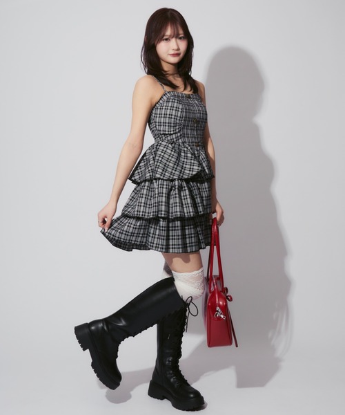 ALLuRing ChaRm（アリュリングチャーム）の「Check Tiered Mini Cami Dress / チェック柄ティアードミニキャミワンピース（ワンピース・レディース・ブラック/モカ/ホワイト・FREE）」の16枚目の写真