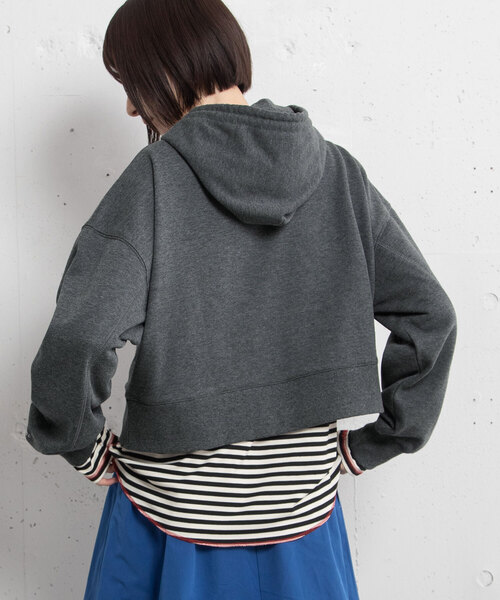 Chaos ダークグレー フード付きクロップドパーカー　未使用❣️ グレー クロップドパーカー フード付き - メルカリ