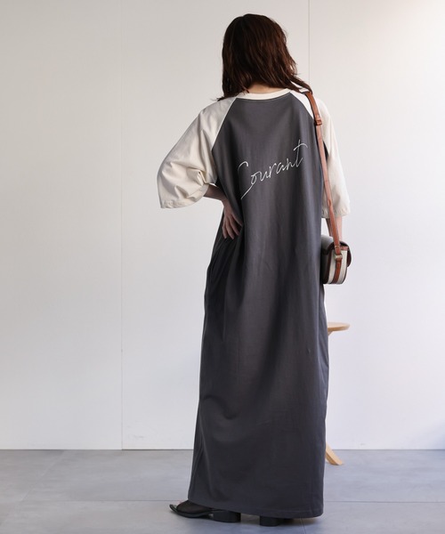 ap retro(アプレトロ)の「ラグランTシャツワンピース / バックロゴプリントデザイン(ワンピース・レディース・チャコール/アイボリー・FREE)」の4枚目の写真