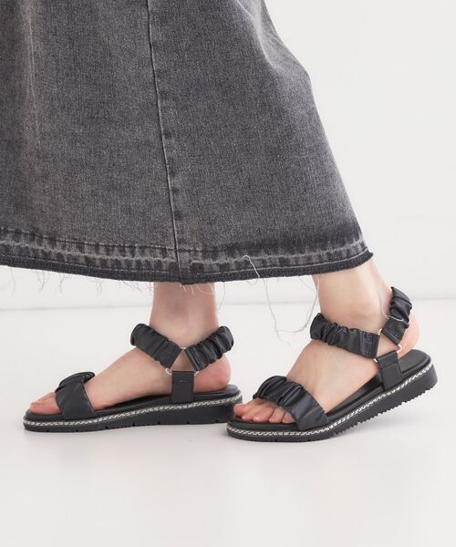 SHOO・LA・RUE（シューラルー）の「くしゅくしゅデザインが大人の抜け感をプラスする ギャザーベルトサンダル（サンダル・レディース・ナチュラル/オフホワイト/ブラック・35/25/45）」の4枚目の写真