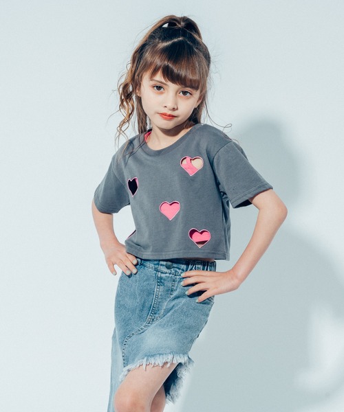 URBAN CHERRY（アーバンチェリー）の「【吸水速乾】ハートカットワーククロップドTシャツ（Tシャツ/カットソー・キッズ・ピンク/レッド/チャコール/ブルー・110cm/120cm/130cm/140cm/150cm）」の2枚目の写真