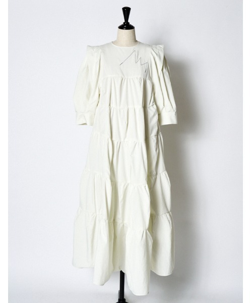 RUMCHE（ラムシェ）の「Stitch Gathered Dress / ステッチギャザードレス（ワンピース・レディース・ホワイト・FREE）」の5枚目の写真