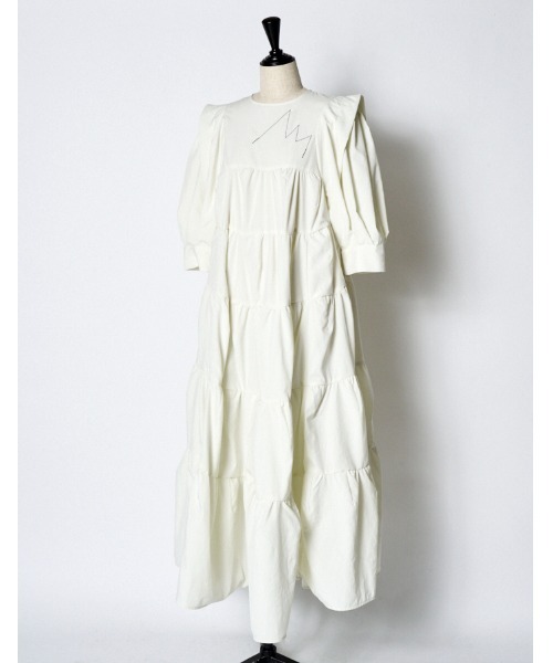RUMCHE（ラムシェ）の「Stitch Gathered Dress / ステッチギャザードレス（ワンピース・レディース・ホワイト・FREE）」の6枚目の写真