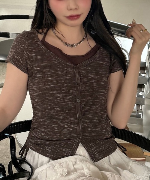 VQ（ブイキュー）の「Slub Yarn Fake Layers Short sleeveT / スラブ糸 フェイクレイヤード 半袖プルオーバー / インナーにホルターネックを着た様なレイヤードが可愛い半袖カーデ。（Tシャツ/カットソー・レディース・ブラック/モカ/ベージュ・FREE）」の2枚目の写真