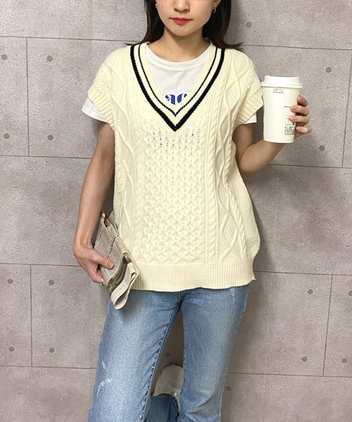 NANEA(ナネア)の「ケーブル編みライン入りVネックニットベスト(ベスト・レディース・アイボリー/ネイビー/レッド・フリー)」の21枚目の写真
