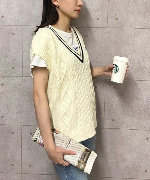 NANEA(ナネア)の「ケーブル編みライン入りVネックニットベスト(ベスト・レディース・アイボリー/ネイビー/レッド・フリー)」の18枚目の写真