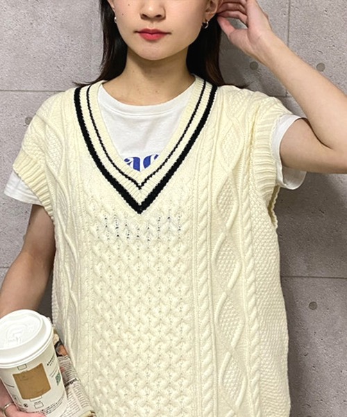 NANEA(ナネア)の「ケーブル編みライン入りVネックニットベスト(ベスト・レディース・アイボリー/ネイビー/レッド・フリー)」の20枚目の写真
