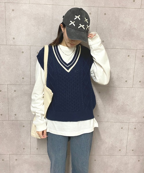 NANEA(ナネア)の「ケーブル編みライン入りVネックニットベスト(ベスト・レディース・アイボリー/ネイビー/レッド・フリー)」の15枚目の写真