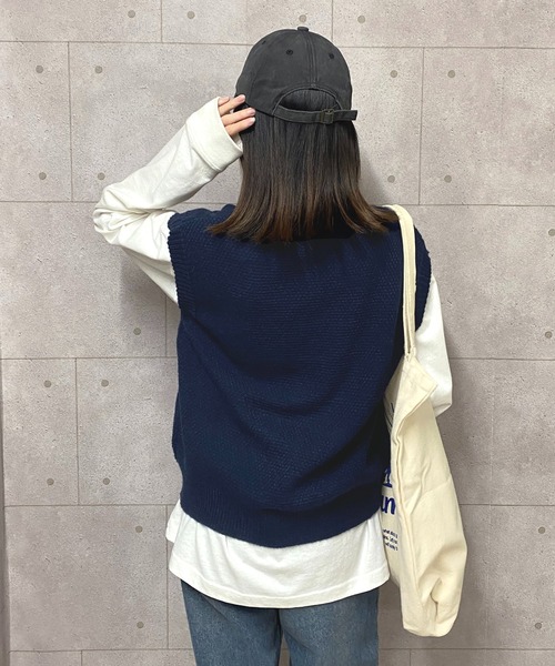 NANEA(ナネア)の「ケーブル編みライン入りVネックニットベスト(ベスト・レディース・アイボリー/ネイビー/レッド・フリー)」の14枚目の写真