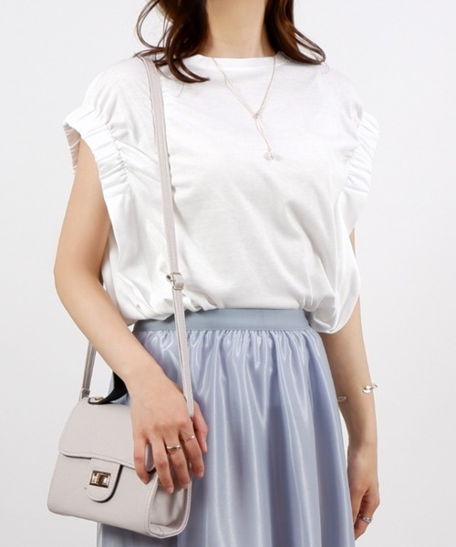 CLOTHY(クロシィ)の「【華奢見えするNEWカットソー!】シャーリングショルダーノースリトップス(Tシャツ/カットソー・レディース・ブラック/グリーン/モカ/オフホワイト・LARGE/MEDIUM)」の2枚目の写真
