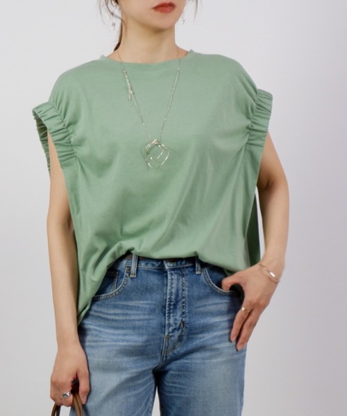 CLOTHY(クロシィ)の「【華奢見えするNEWカットソー!】シャーリングショルダーノースリトップス(Tシャツ/カットソー・レディース・ブラック/グリーン/モカ/オフホワイト・LARGE/MEDIUM)」の1枚目の写真