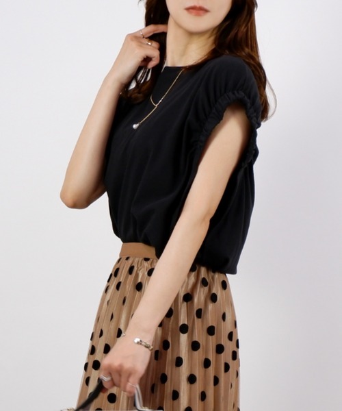 CLOTHY(クロシィ)の「【華奢見えするNEWカットソー!】シャーリングショルダーノースリトップス(Tシャツ/カットソー・レディース・ブラック/グリーン/モカ/オフホワイト・LARGE/MEDIUM)」の3枚目の写真
