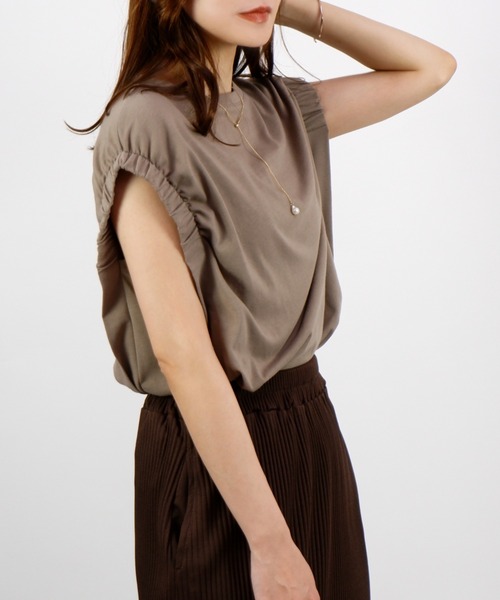 CLOTHY(クロシィ)の「【華奢見えするNEWカットソー!】シャーリングショルダーノースリトップス(Tシャツ/カットソー・レディース・ブラック/グリーン/モカ/オフホワイト・LARGE/MEDIUM)」の4枚目の写真
