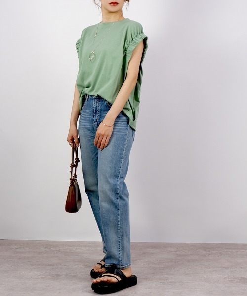 CLOTHY(クロシィ)の「【華奢見えするNEWカットソー!】シャーリングショルダーノースリトップス(Tシャツ/カットソー・レディース・ブラック/グリーン/モカ/オフホワイト・LARGE/MEDIUM)」の5枚目の写真