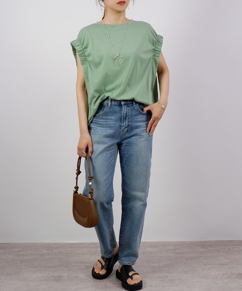 CLOTHY(クロシィ)の「【華奢見えするNEWカットソー!】シャーリングショルダーノースリトップス(Tシャツ/カットソー・レディース・ブラック/グリーン/モカ/オフホワイト・LARGE/MEDIUM)」の12枚目の写真