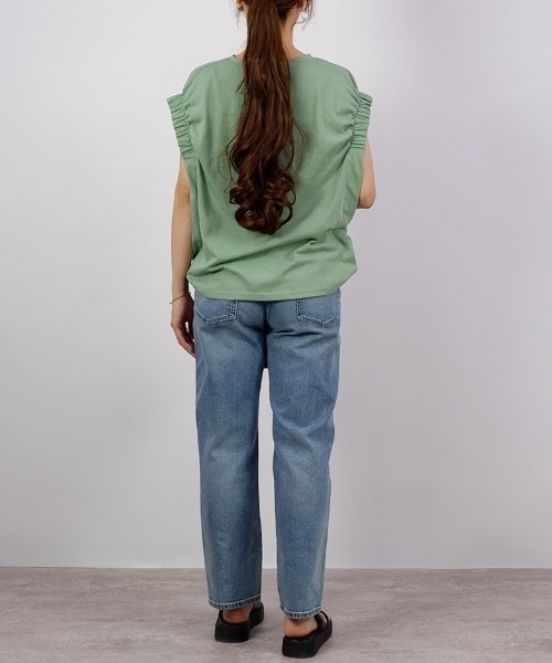 CLOTHY(クロシィ)の「【華奢見えするNEWカットソー!】シャーリングショルダーノースリトップス(Tシャツ/カットソー・レディース・ブラック/グリーン/モカ/オフホワイト・LARGE/MEDIUM)」の13枚目の写真