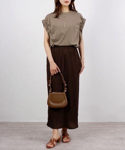 CLOTHY(クロシィ)の「【華奢見えするNEWカットソー!】シャーリングショルダーノースリトップス(Tシャツ/カットソー・レディース・ブラック/グリーン/モカ/オフホワイト・LARGE/MEDIUM)」の10枚目の写真