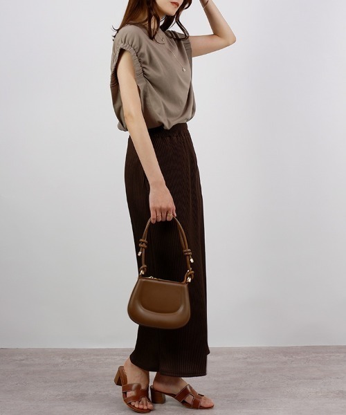 CLOTHY(クロシィ)の「【華奢見えするNEWカットソー!】シャーリングショルダーノースリトップス(Tシャツ/カットソー・レディース・ブラック/グリーン/モカ/オフホワイト・LARGE/MEDIUM)」の11枚目の写真