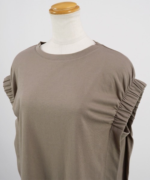 CLOTHY(クロシィ)の「【華奢見えするNEWカットソー!】シャーリングショルダーノースリトップス(Tシャツ/カットソー・レディース・ブラック/グリーン/モカ/オフホワイト・LARGE/MEDIUM)」の22枚目の写真