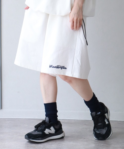 Mark Gonzales(マーク・ゴンザレス)の「【Mark Gonzales/マーク ゴンザレス】裏毛 アートワークデザイン スウェットショートパンツ(その他パンツ・メンズ・ホワイト/杢グレー/ブラック・M/L/XL)」の2枚目の写真