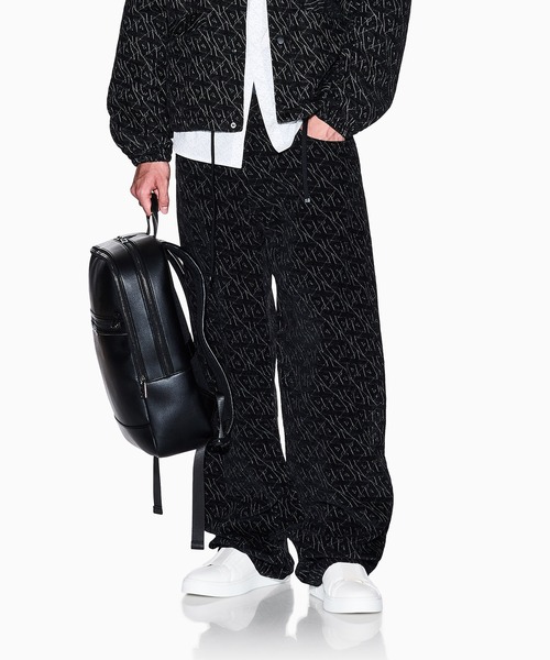 ARMANI EXCHANGE（アルマーニエクスチェンジ）の「【A|X アルマーニ エクスチェンジ】オールオーバージャカードロゴ バギーデニムパンツ_J83 BAGGY（デニムパンツ・メンズ・ブラック系その他・30inch/31inch/28inch/29inch/32inch/33inch/34inch/36inch）」の2枚目の写真