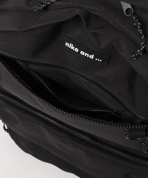 niko and...(ニコアンド)の「オリジナル撥水メニーポケットデイパック(バックパック/リュック・レディース・ブラック/ブラウン・0)」の9枚目の写真