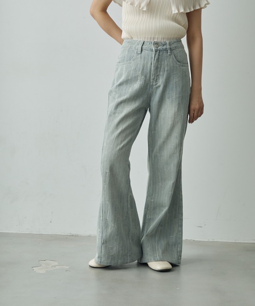 Lunea（ルネア）の「ダメージフレアデニムパンツ（デニムパンツ・レディース・ライトブルー・S/M/L）」の3枚目の写真