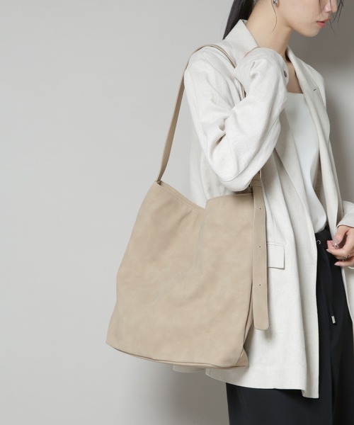 NANO universe（ナノユニバース）の「フェイクスエードコンビスクエアショルダーバッグ（ショルダーバッグ・レディース・ブラック/ベージュ・F）」の2枚目の写真