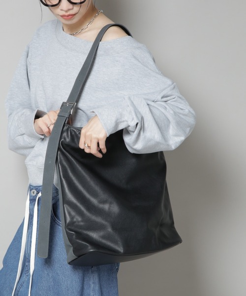 NANO universe（ナノユニバース）の「フェイクスエードコンビスクエアショルダーバッグ（ショルダーバッグ・レディース・ブラック/ベージュ・F）」の16枚目の写真