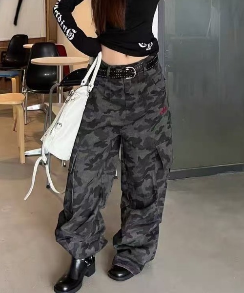 Achic(アシック)の「カーゴ迷彩パンツ(デニムパンツ・レディース・カーキ・L/M)」の4枚目の写真