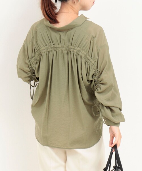 MICO COULIER（ミコクリエ）の「ECOVEROソフトローンギャザー＋リボンスリーブブラウス（シャツ/ブラウス・レディース・グレイッシュブルー/オリーブ/ブラウン・38）」の4枚目の写真