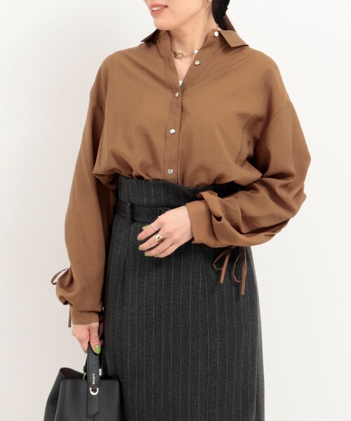 MICO COULIER（ミコクリエ）の「ECOVEROソフトローンギャザー＋リボンスリーブブラウス（シャツ/ブラウス・レディース・グレイッシュブルー/オリーブ/ブラウン・38）」の8枚目の写真