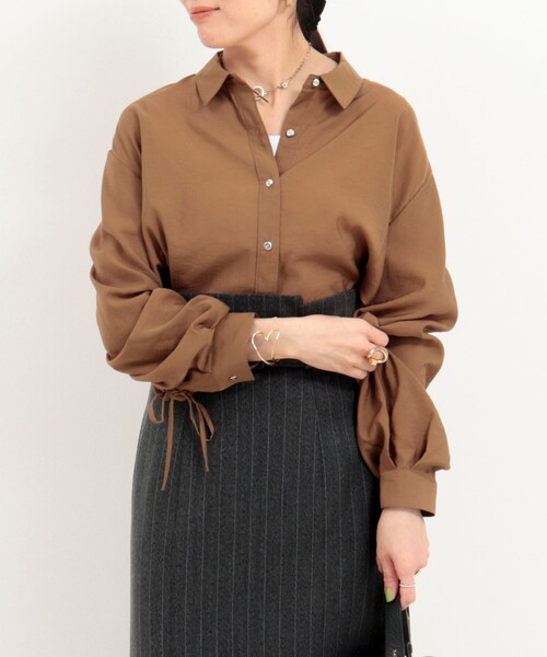 MICO COULIER（ミコクリエ）の「ECOVEROソフトローンギャザー＋リボンスリーブブラウス（シャツ/ブラウス・レディース・グレイッシュブルー/オリーブ/ブラウン・38）」の10枚目の写真