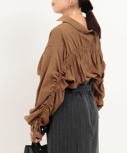 MICO COULIER（ミコクリエ）の「ECOVEROソフトローンギャザー＋リボンスリーブブラウス（シャツ/ブラウス・レディース・グレイッシュブルー/オリーブ/ブラウン・38）」の13枚目の写真