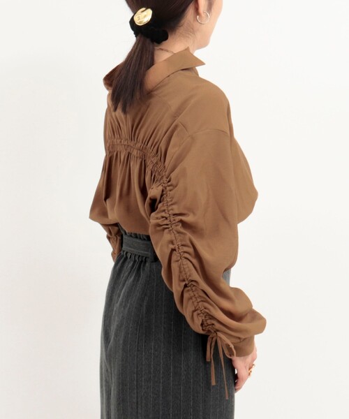 MICO COULIER（ミコクリエ）の「ECOVEROソフトローンギャザー＋リボンスリーブブラウス（シャツ/ブラウス・レディース・グレイッシュブルー/オリーブ/ブラウン・38）」の14枚目の写真