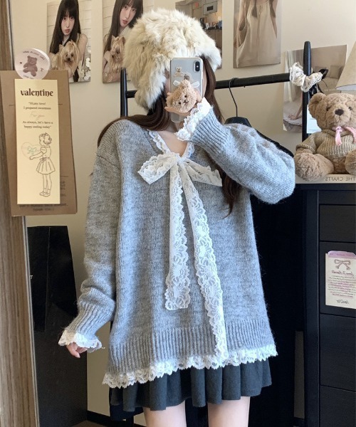 Mejoul（メジュール）の「【25年秋冬新作】レースリボンルーズシルエットＶネックプルオーバーニット　異素材ドッキング（ニット/セーター・レディース・グレー/アイボリー/ブラック/ピンク/ネイビー/レッド・F）」の4枚目の写真