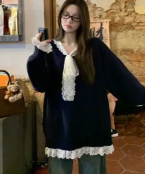 Mejoul（メジュール）の「【25年秋冬新作】レースリボンルーズシルエットＶネックプルオーバーニット　異素材ドッキング（ニット/セーター・レディース・グレー/アイボリー/ブラック/ピンク/ネイビー/レッド・F）」の3枚目の写真