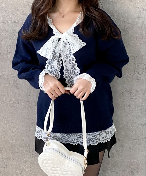 Mejoul（メジュール）の「【25年秋冬新作】レースリボンルーズシルエットＶネックプルオーバーニット　異素材ドッキング（ニット/セーター・レディース・グレー/アイボリー/ブラック/ピンク/ネイビー/レッド・F）」の7枚目の写真