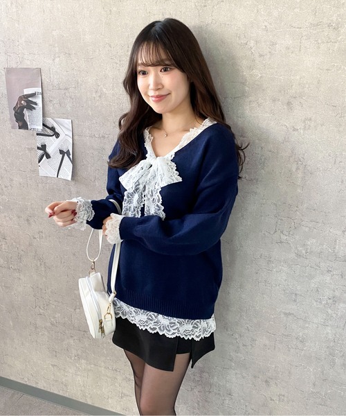 Mejoul（メジュール）の「【25年秋冬新作】レースリボンルーズシルエットＶネックプルオーバーニット　異素材ドッキング（ニット/セーター・レディース・グレー/アイボリー/ブラック/ピンク/ネイビー/レッド・F）」の15枚目の写真