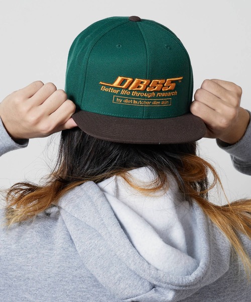 DIET BUTCHER（ダイエットブッチャー）の「DIET BUTCHER SLIM SKIN/ダイエットブッチャースリムスキン DBSS CAP 3Dロゴ フラットバイザー6パネルキャップ（キャップ・メンズ・キャメル/グリーン・FREE）」の2枚目の写真
